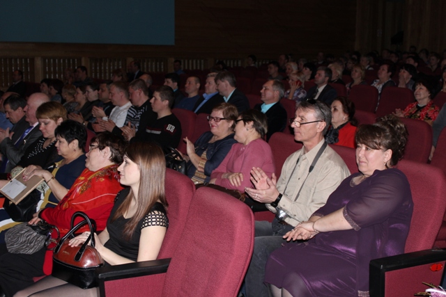 Мастеров хорошего настроения поздравили в Биробиджане , Фото с места события собственное