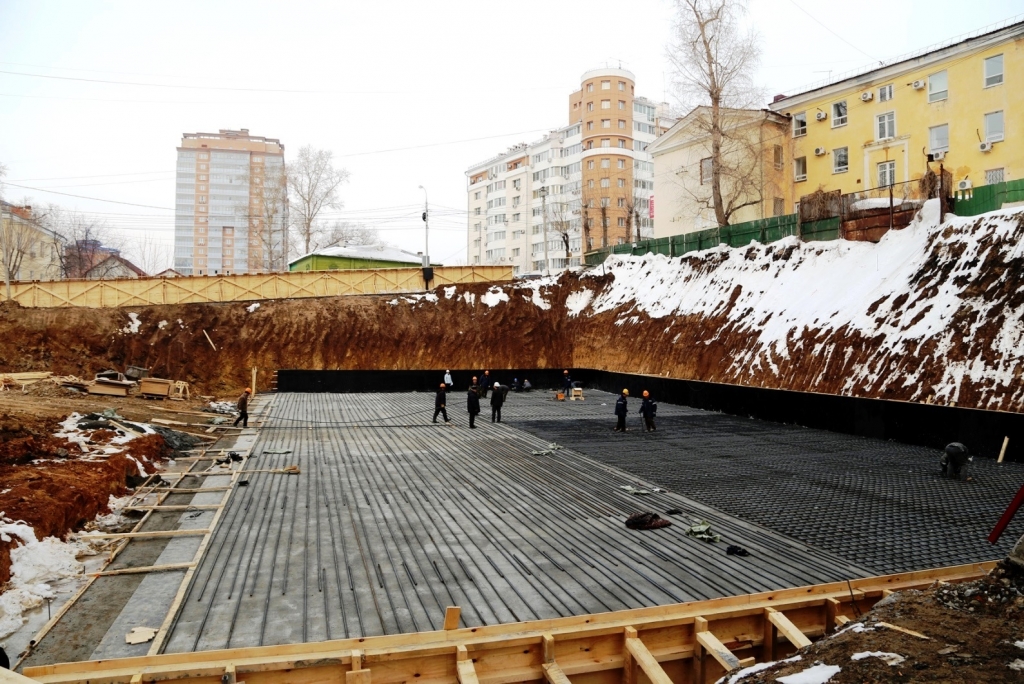 Небоскреб начали возводить в центре Хабаровска, Фото с места события собственное