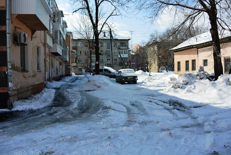 Жители биробиджанской трехэтажки отстояли право на владение придомовой территорией, Фото с места события собственное