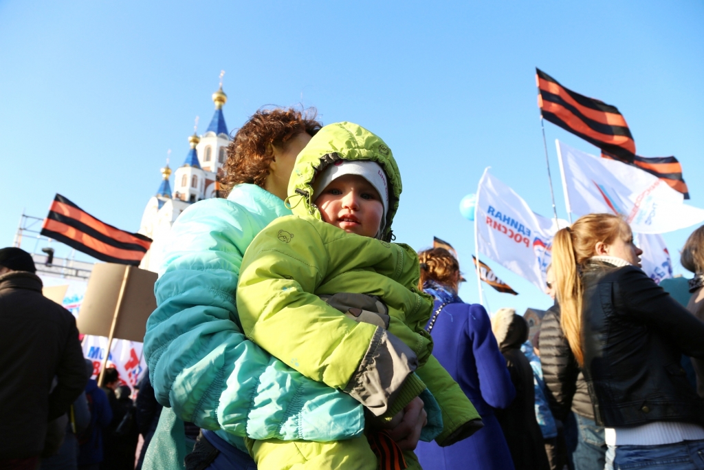 Тысячи хабаровчан вышли на митинг в честь годовщины возвращения Крыма "в родную гавань", Фото с места события собственное