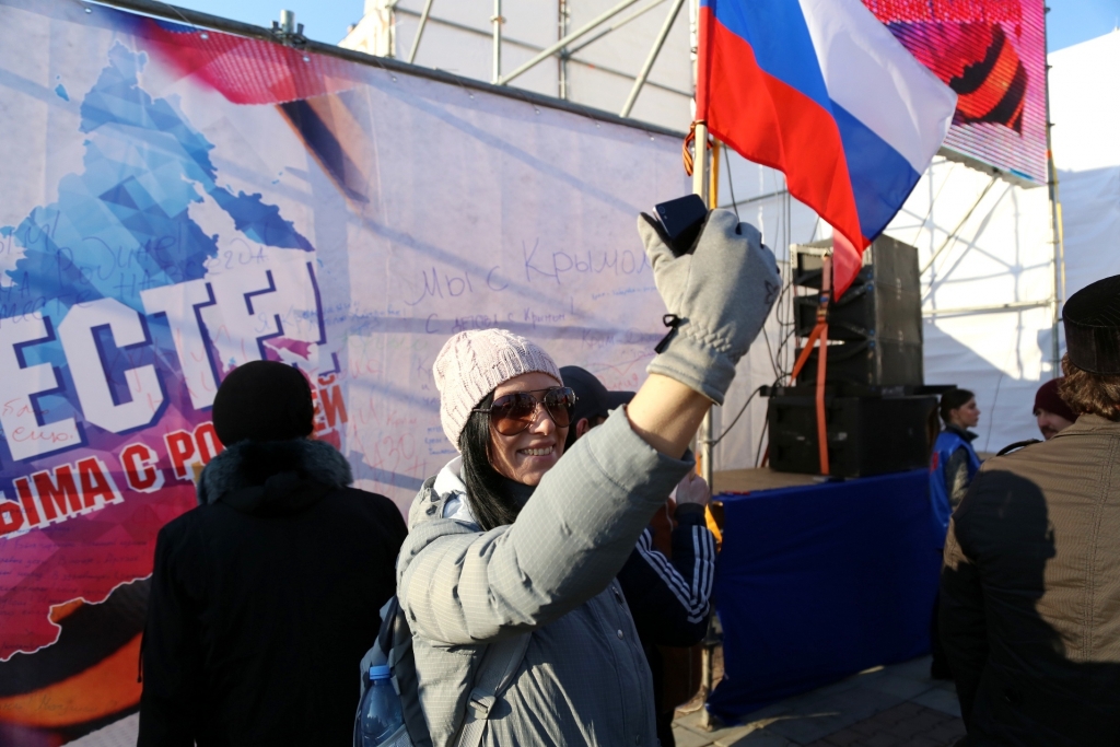 Тысячи хабаровчан вышли на митинг в честь годовщины возвращения Крыма "в родную гавань", Фото с места события собственное