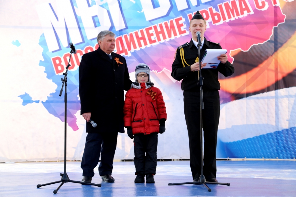 Омбудсмен Юрий Березуцкий слева на фото, Фото с места события собственное