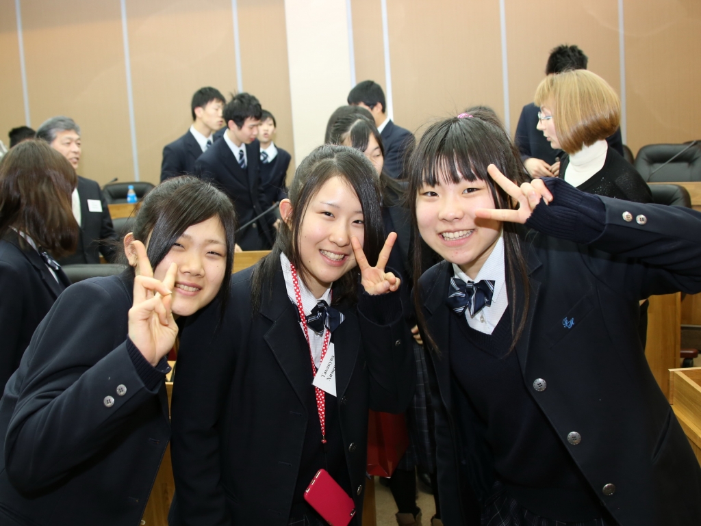Япония школы видео. Японская школа. Старшая средняя школа в Японии. Японские школьники. Средние школы Японии.