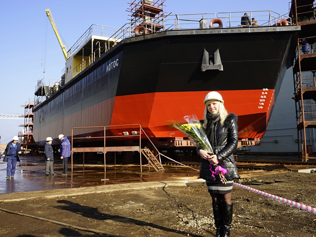 Дальневосточный завод "Звезда" спустил на воду новое судно, Фото с места события из других источников
