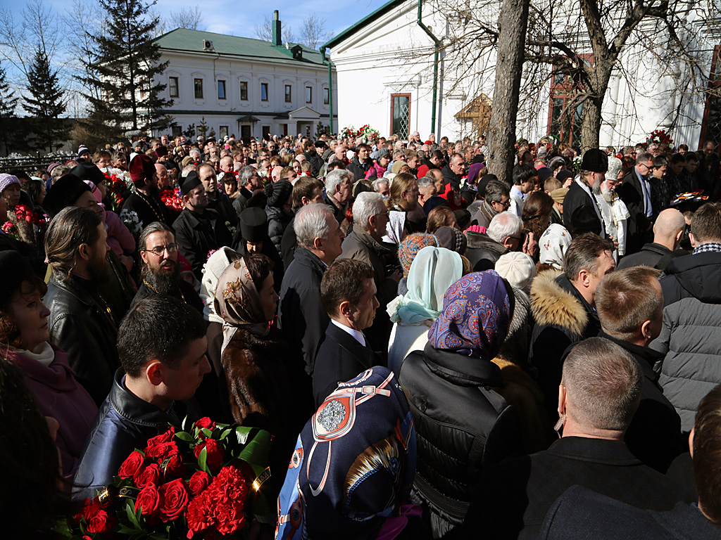 Валентина Распутина похоронили у стен Знаменского собора, Фото с места события собственное