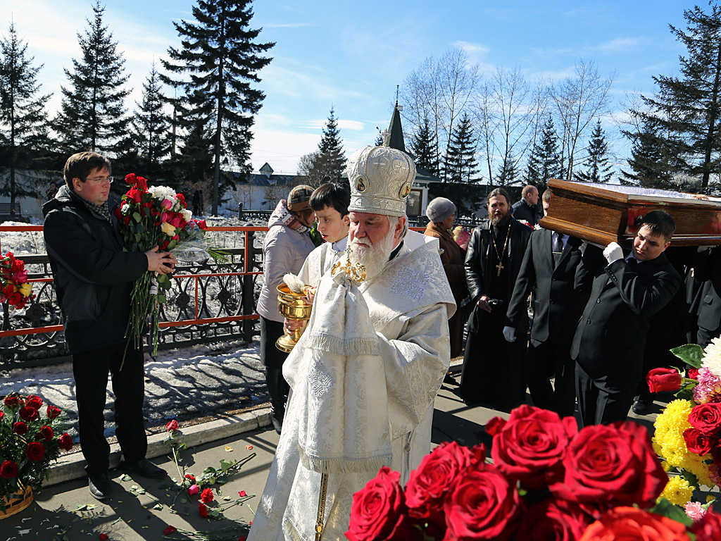 Валентина Распутина похоронили у стен Знаменского собора, Фото с места события собственное