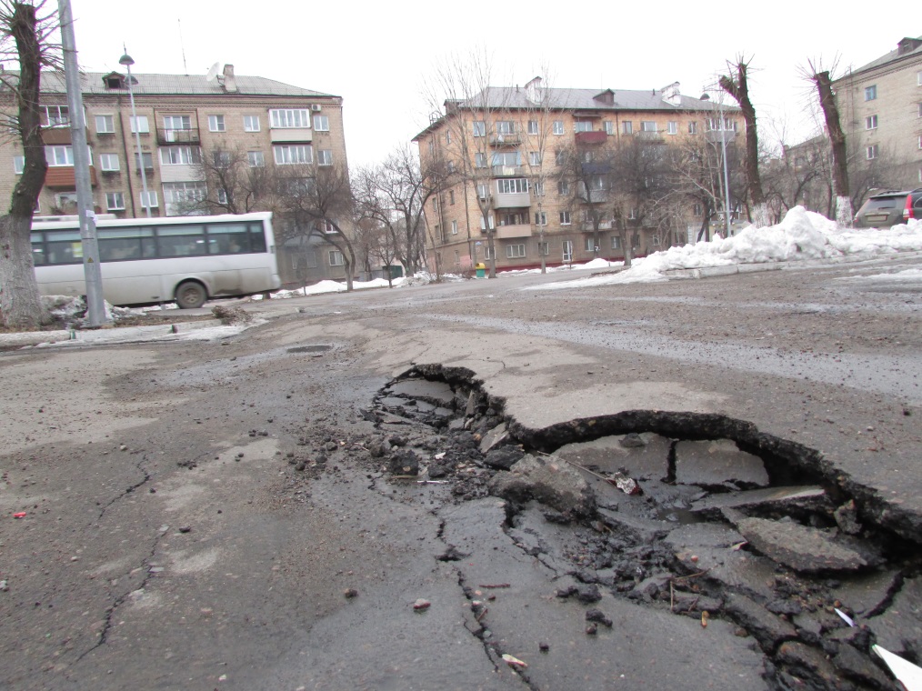 Провал асфальта на тротуаре по улице Чичерина в Уссурийске Дмитрий Прокопяк, PrimaMedia