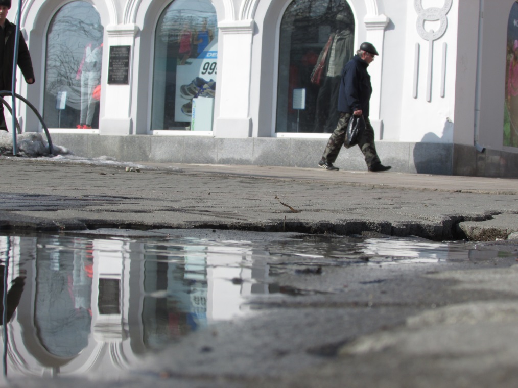 Талые воды находят себе дорогу, Фото с места события собственное