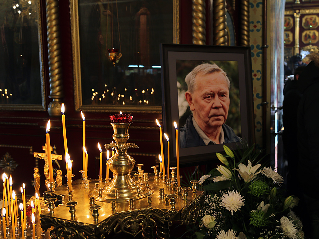 Тысячи человек пришли на прощание с Валентином Распутиным в соседнем с Бурятией Иркутске , Фото с места события собственное