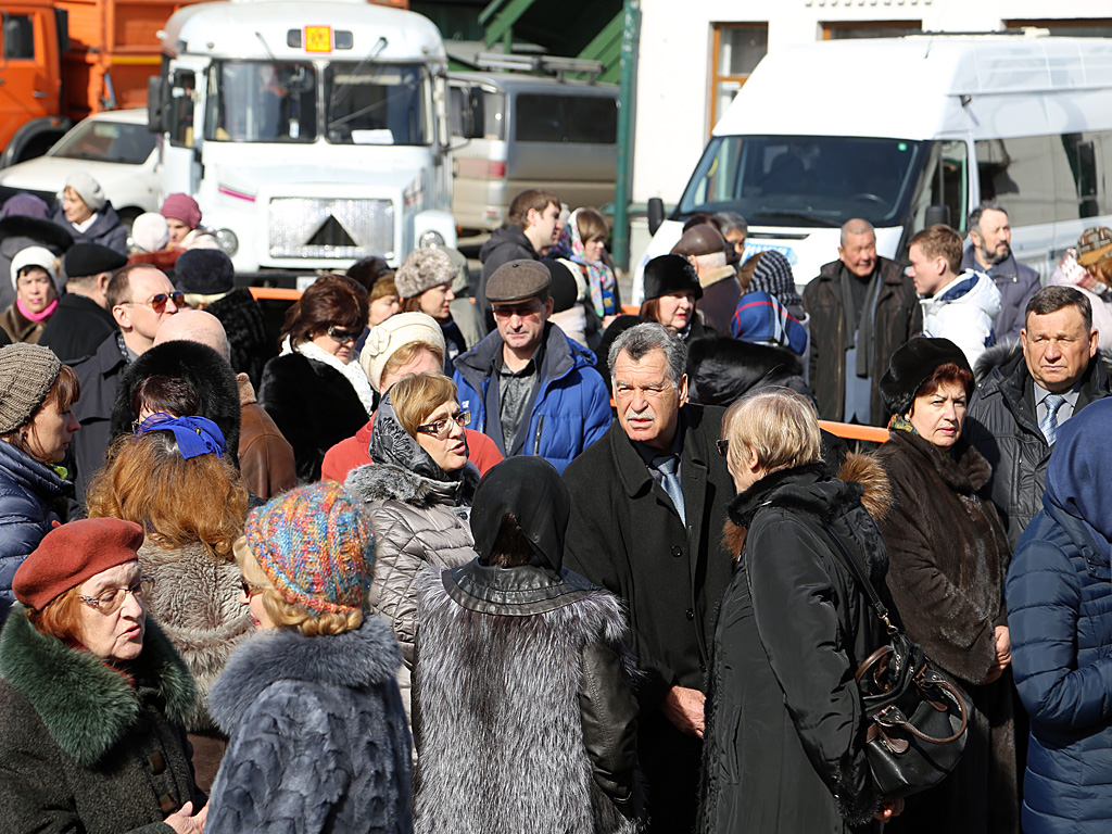 Тысячи человек пришли на прощание с Валентином Распутиным в соседнем с Бурятией Иркутске , Фото с места события собственное