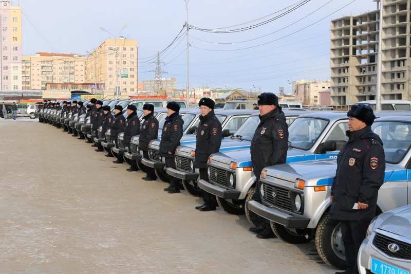 Участковым полиции и инспекторам ДПС Якутии вручили новые автомашины пресс-служба МВД РФ по РС(Я)