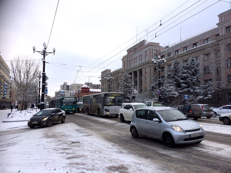 Пробки и аварии в Хабаровске породил очередной снежный циклон, Фото с места события собственное