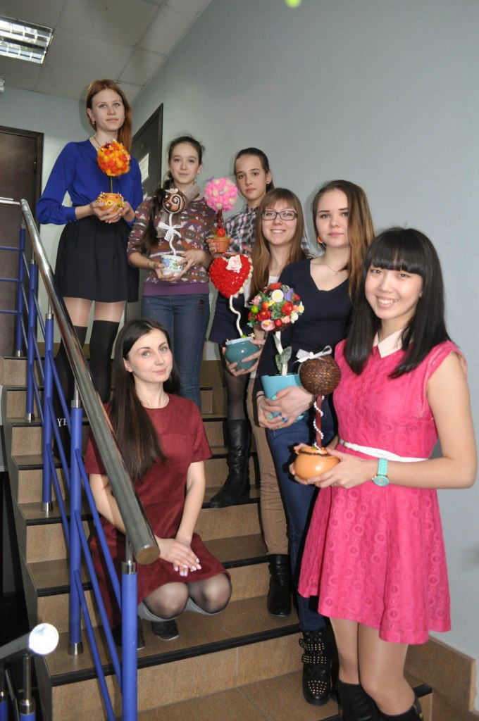 Участницы со своими работами и организаторы, Фото с места события собственное