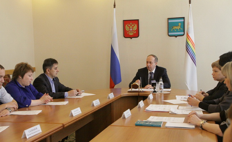 Встреча врио губернатора ЕАО Александра Левинталя с представителями торговых сетей, Фото с места события из других источников