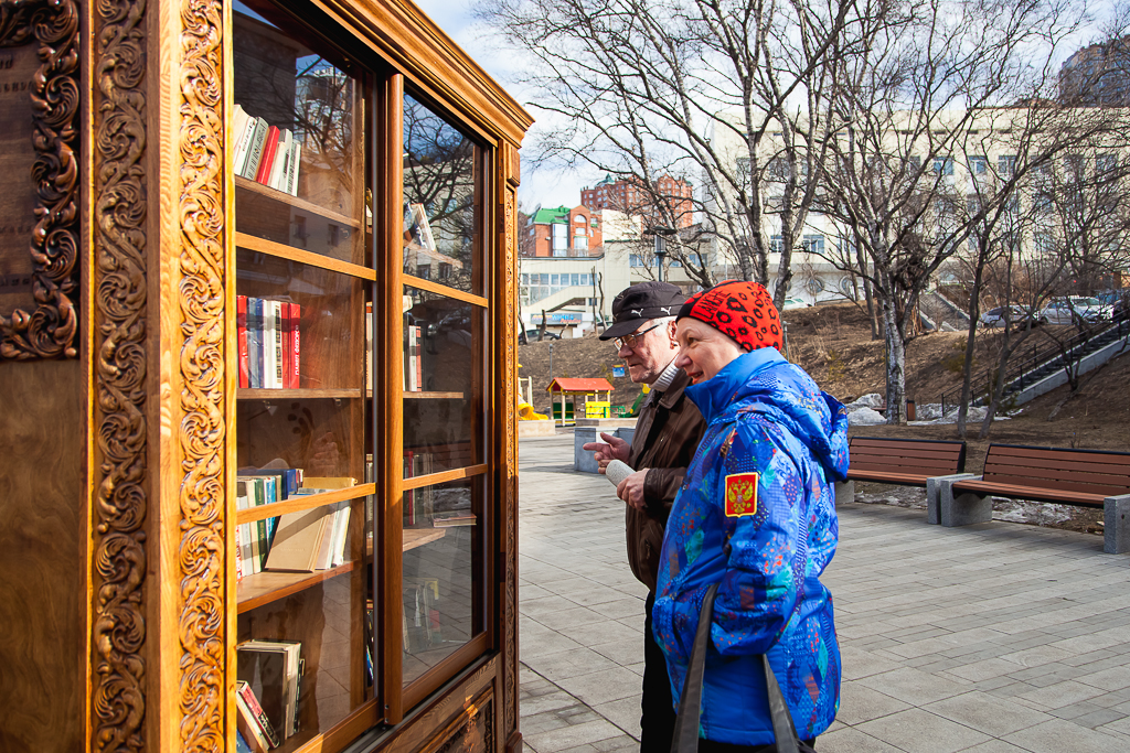 Каждый может оставить в шкафу книги из своей библиотеки, Фото с места события собственное