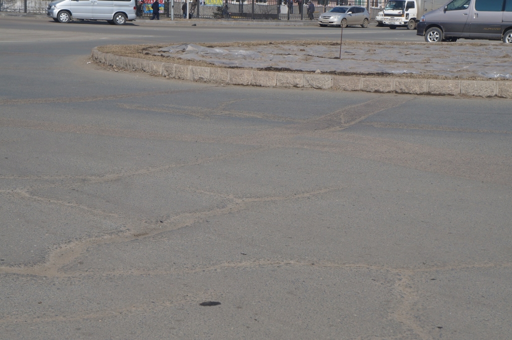 Асфальт перекрестка с круговым движением обещали "подлатать", Фото с места события собственное