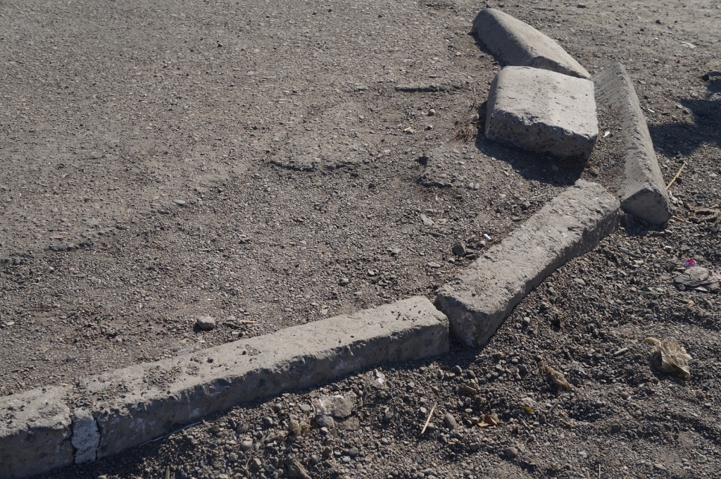 Бордюры в районе железнодорожного вокзала, Фото с места события собственное