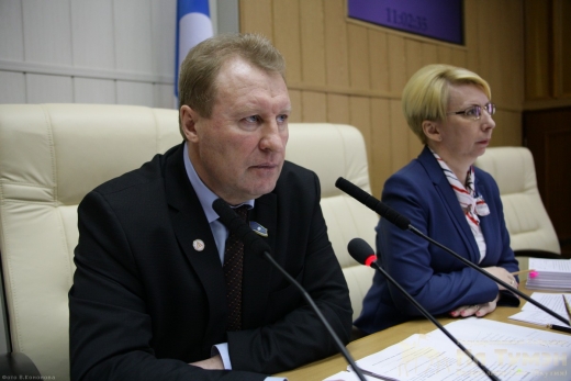 Депутату Ивану Шамаеву не дали высказаться по поводу строительства химзавода в Якутии, Фото с места события из других источников