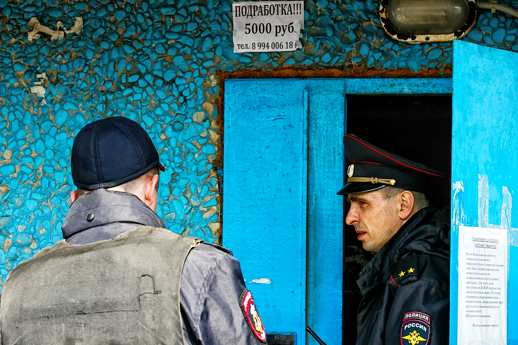 В подъезд не пускают, Фото с места события собственное