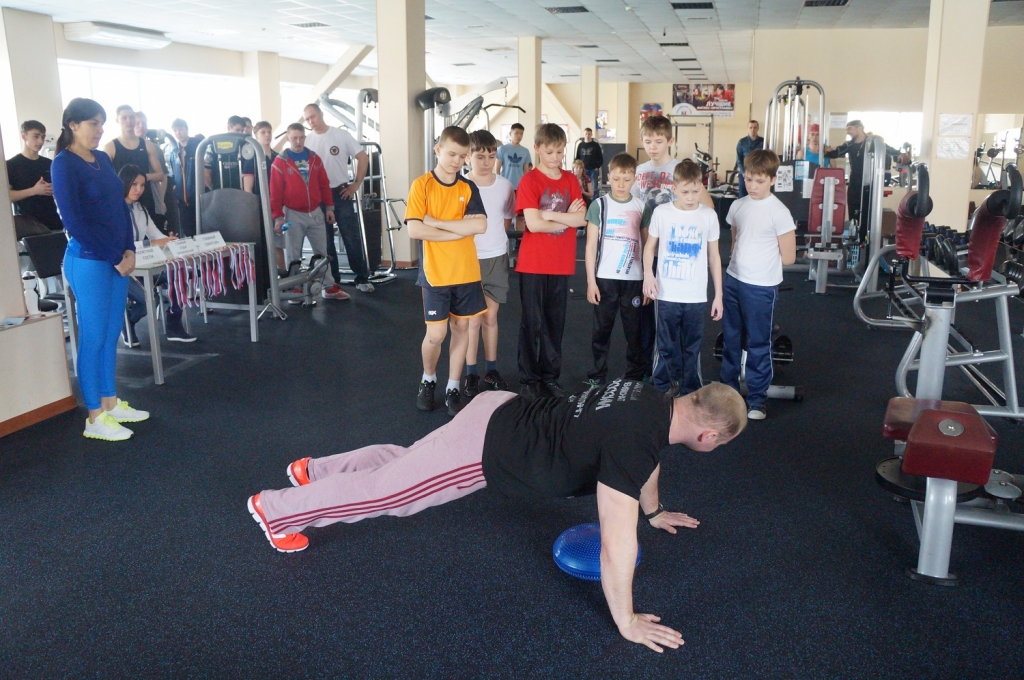 Евгений Харченко показал упражнения соревнований, Фото с места события собственное