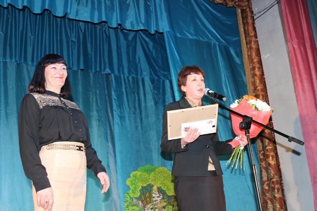 Людмила Копенкина награждает самую опытную актрису театра Елену Федорову, Фото с места события собственное