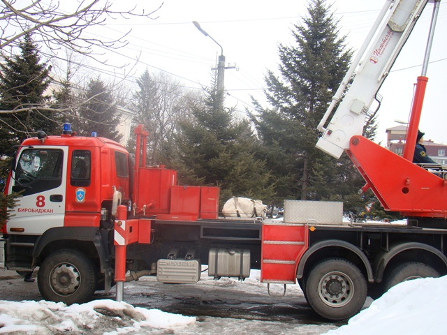 МЧС выделило пожарный подъемник для очистки крыш от снега и сосулек, Фото с места события из других источников