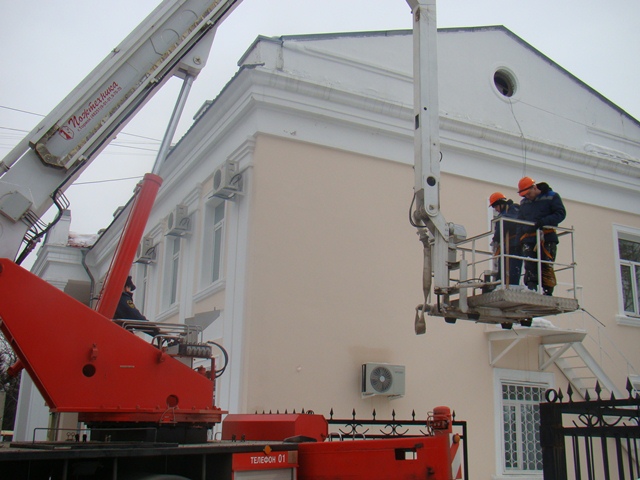 Спасатели пришли на помощь биробиджанским коммунальщикам в борьбе с последствиями непогоды, Фото с места события из других источников
