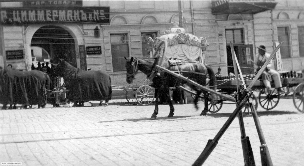 Похоронная процессия во Владивостоке, 1919-1920 года, Фото с места события из других источников