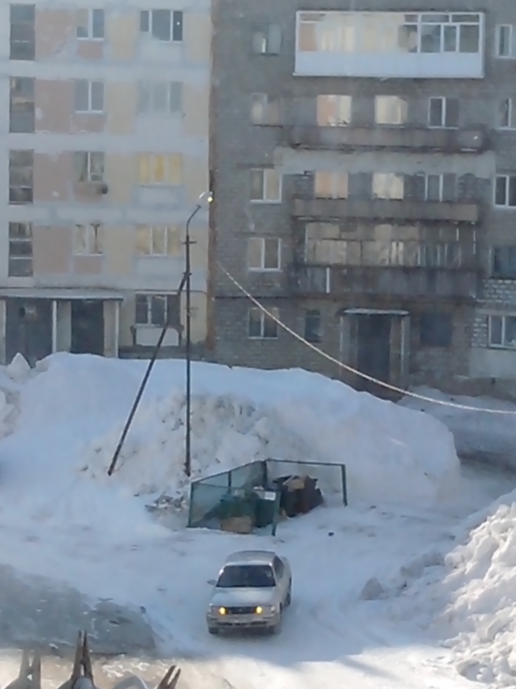 Двор в Охе, Фото с места события из других источников