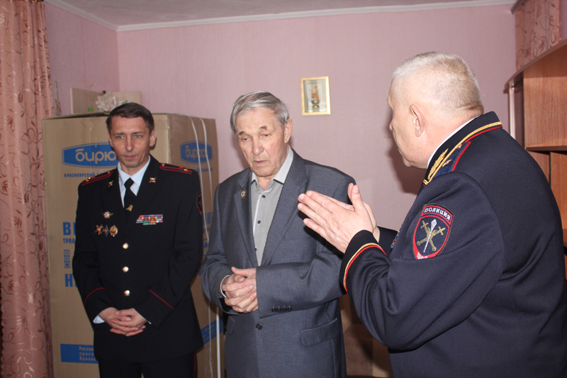 Василий Чигрин получил в подарок холодильник, Фото с места события из других источников