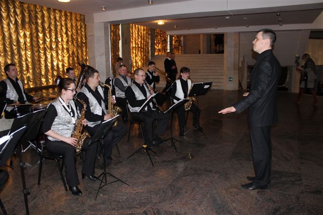 Настроение поднимал эстрадно-духовой оркестр, Фото с места события собственное