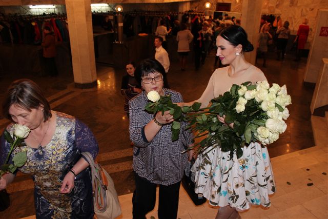 По традиции в фойе всем дарили белые розы, Фото с места события собственное