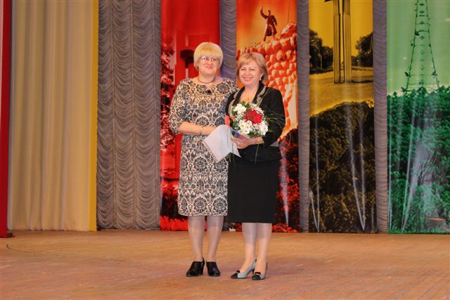 Профсоюзный лидер Тамара Ваюева наградила директора ЦДТ Марию Шульман, Фото с места события собственное