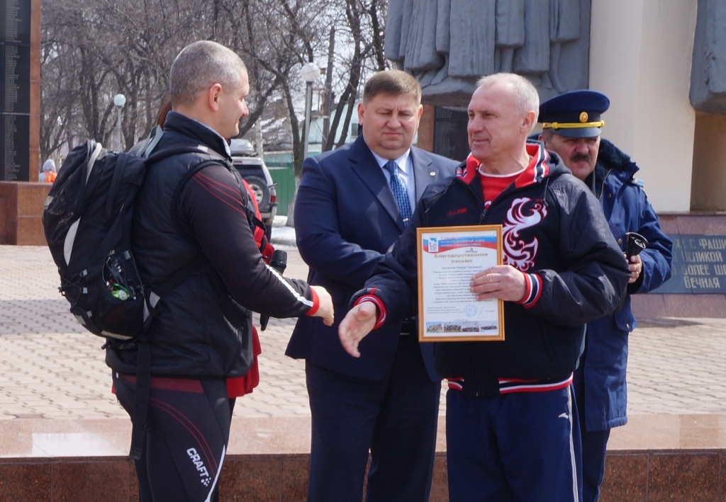 Александр Андреев вручил благодарственное письмо главе Уссурийска, Фото с места события собственное