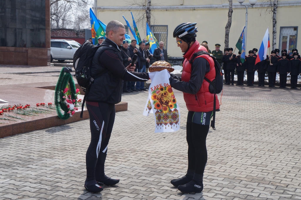 Велосипедистов провожали хлебом-солью, Фото с места события собственное