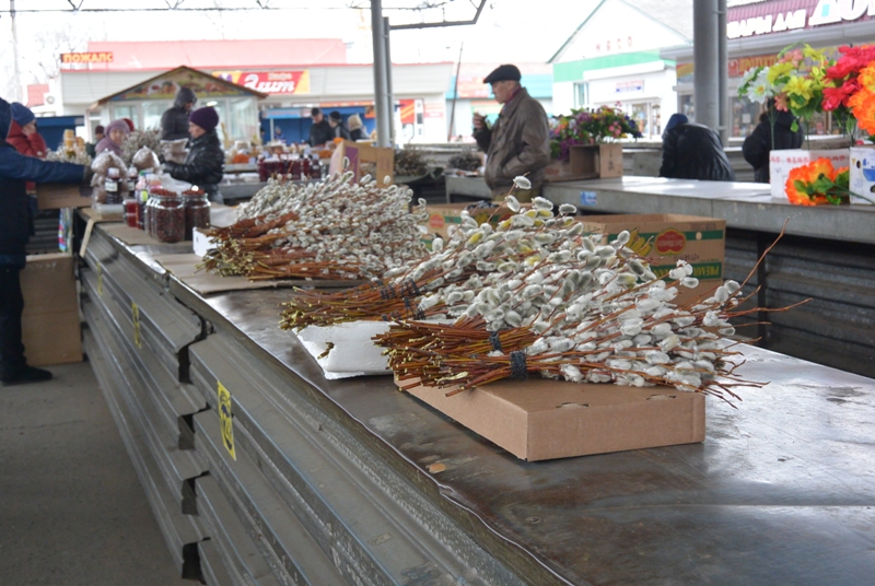 Пучки вербы идут от 15-ти до 30-ти рублей, Фото с места события собственное