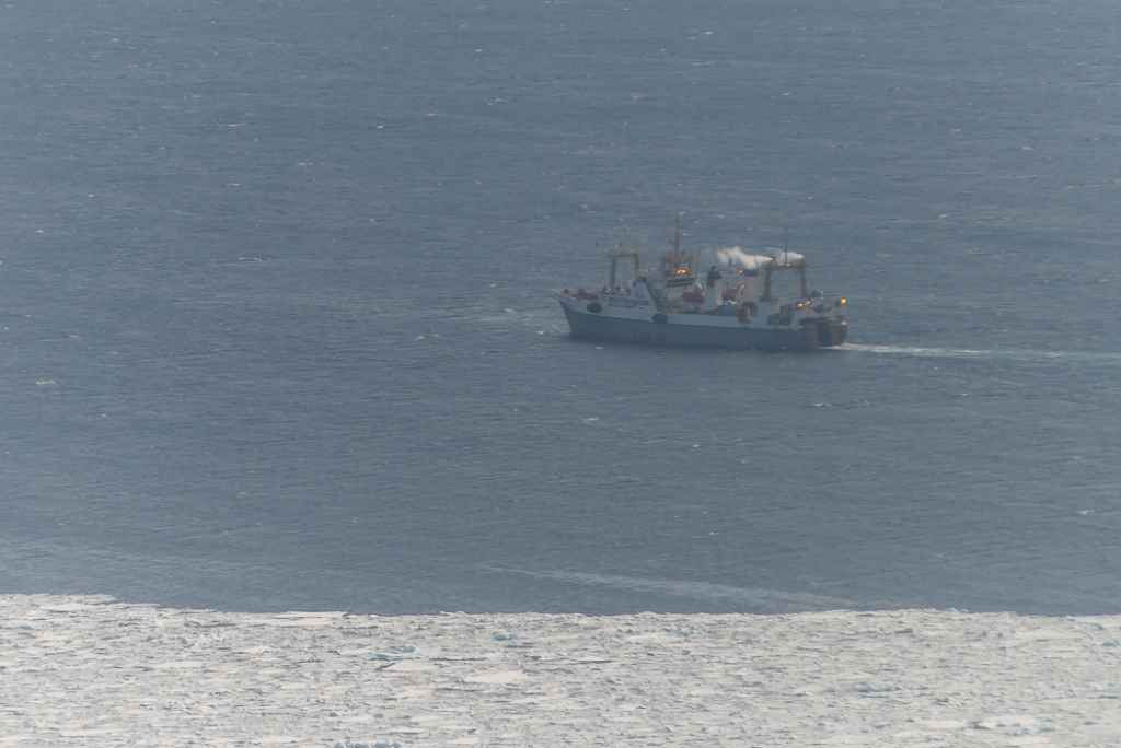 В зоне крушения траулера работают суда, Фото с места события собственное