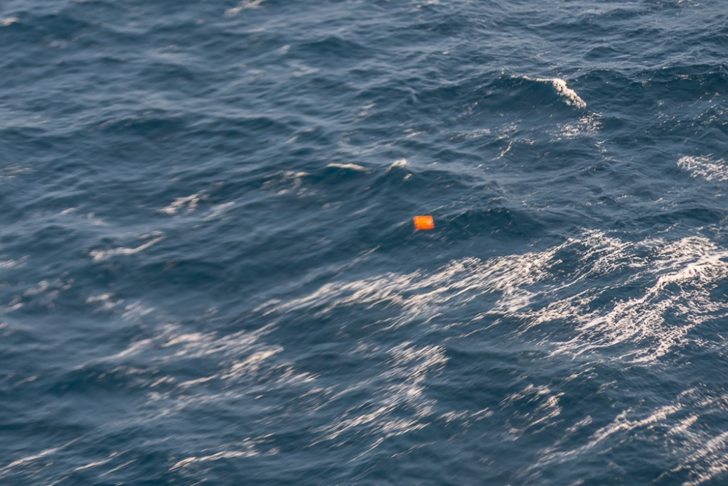 На месте крушения "Дальнего Востока" обнаружен предмет, похожий на спасательный плот, Фото с места события собственное