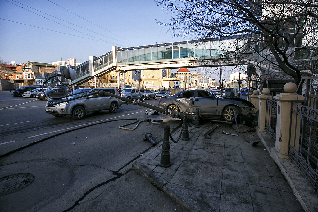 Поврежден столб, Фото с места события собственное