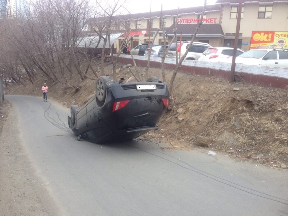 Водитель автомобиля не справился с управлением, вылетел на обочину и перевернулся на крышу, Фото с места события из других источников