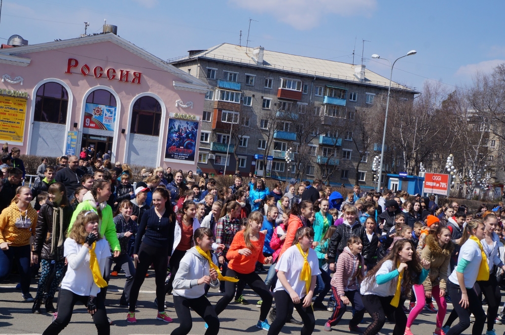 Общегородской флешмоб собрал уссурийцев на центральной площади, Фото с места события собственное