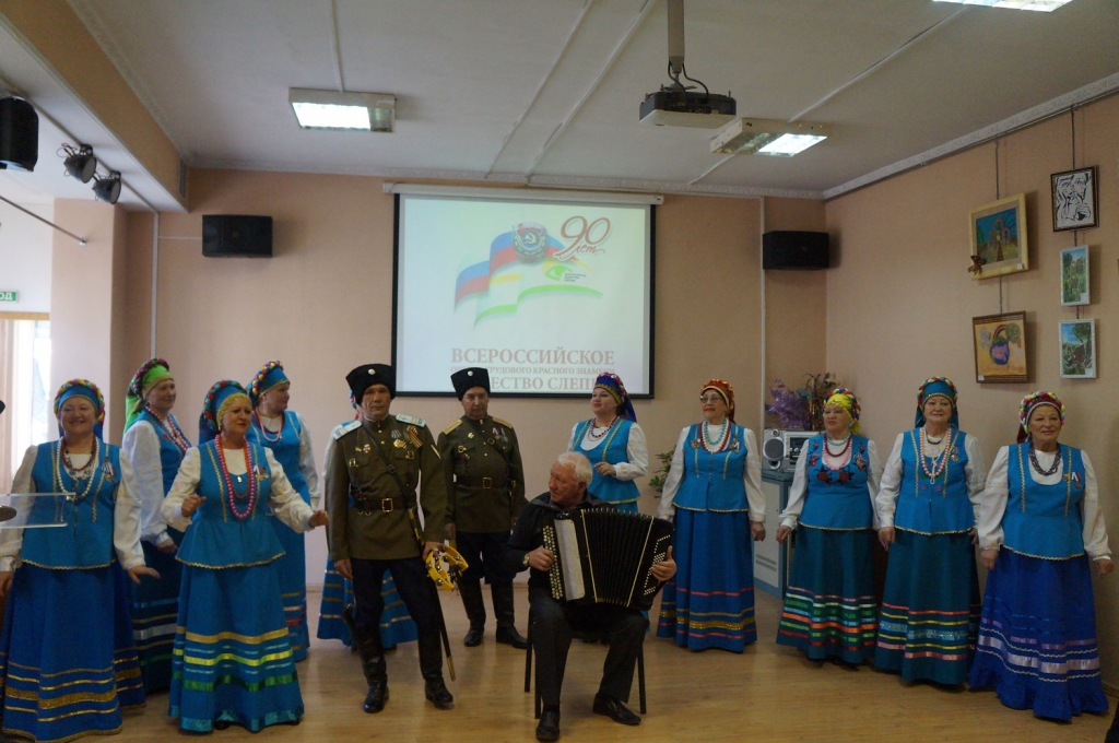 Праздник отметили песнями и плясками, Фото с места события собственное