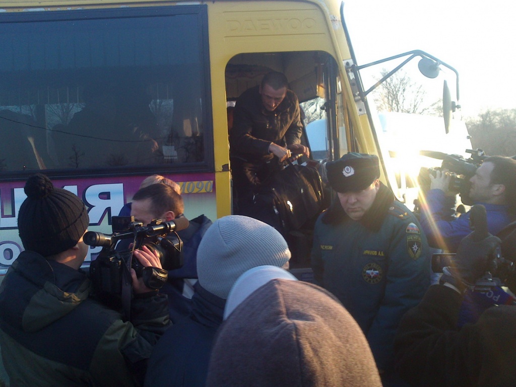 Пострадавших и их родственников встречали сотрудники департаментов администрации края, а также представители ГУ МЧС по ПК, Фото с места события из других источников