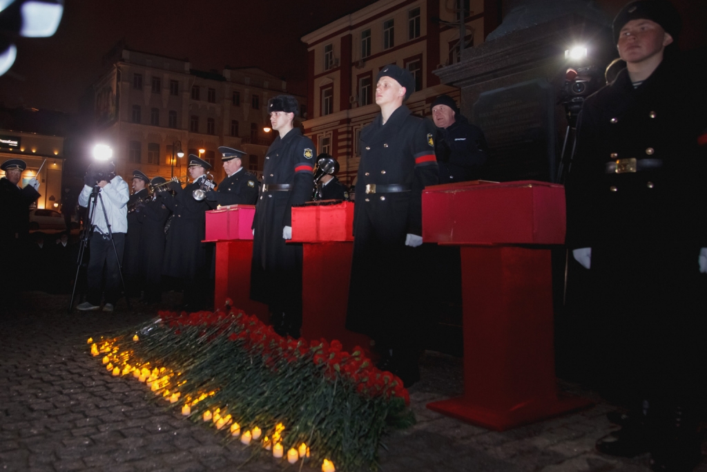 Возложение цветов и свечей, Фото с места события собственное