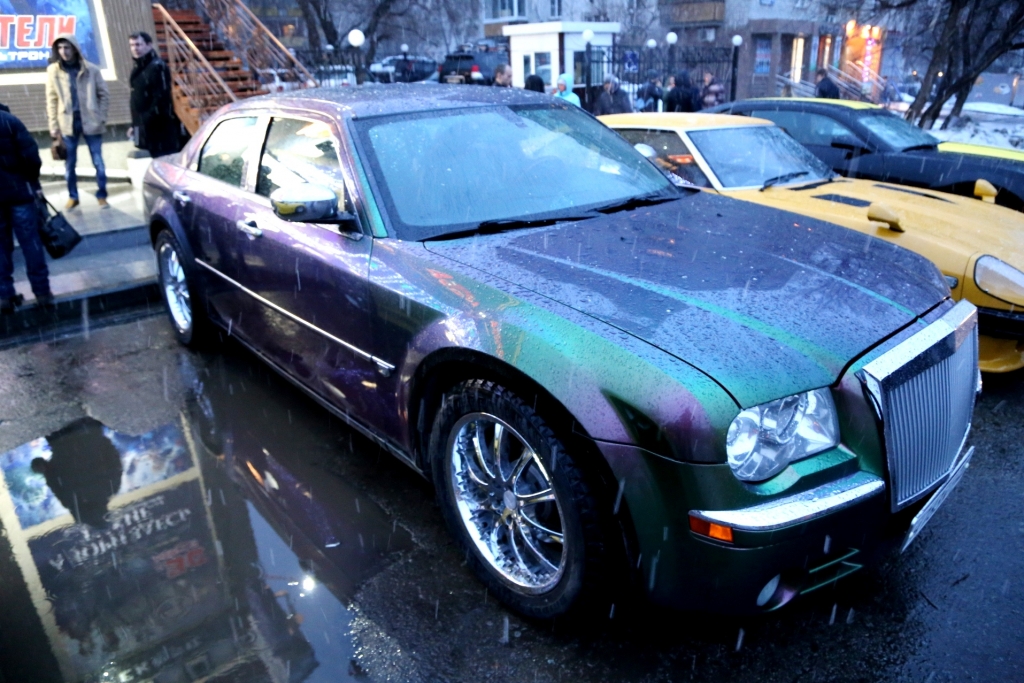 Редкие экземпляры авто стянулись к хабаровским кинотеатрам в день премьеры "Форсаж-7", Фото с места события собственное