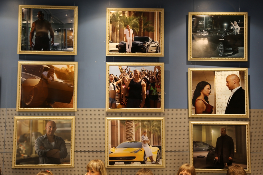 Редкие экземпляры авто стянулись к хабаровским кинотеатрам в день премьеры "Форсаж-7", Фото с места события собственное