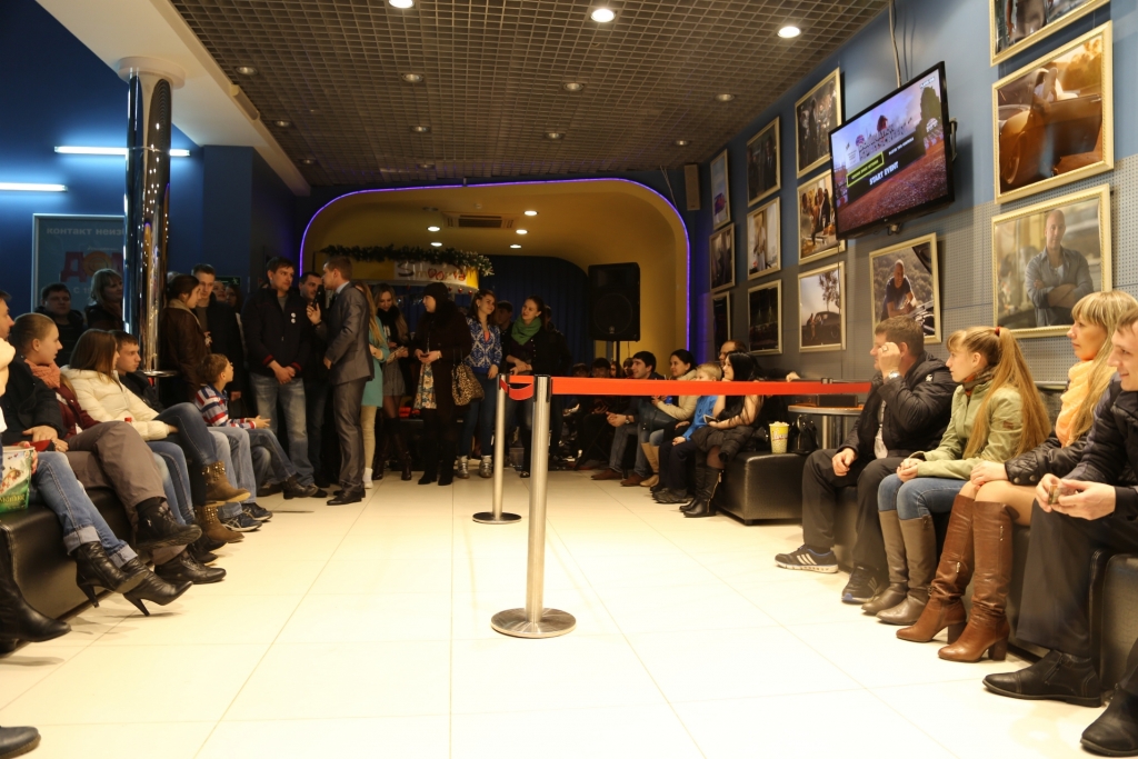 Редкие экземпляры авто стянулись к хабаровским кинотеатрам в день премьеры "Форсаж-7", Фото с места события собственное