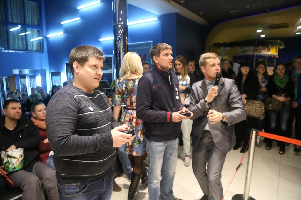 Редкие экземпляры авто стянулись к хабаровским кинотеатрам в день премьеры "Форсаж-7", Фото с места события собственное