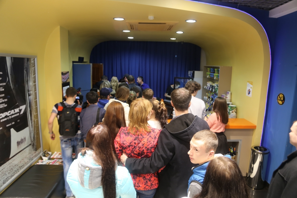 Редкие экземпляры авто стянулись к хабаровским кинотеатрам в день премьеры "Форсаж-7", Фото с места события собственное