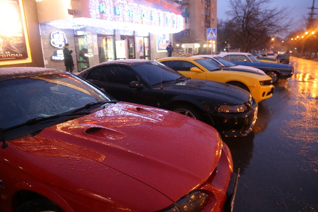 Редкие экземпляры авто стянулись к хабаровским кинотеатрам в день премьеры "Форсаж-7", Фото с места события собственное